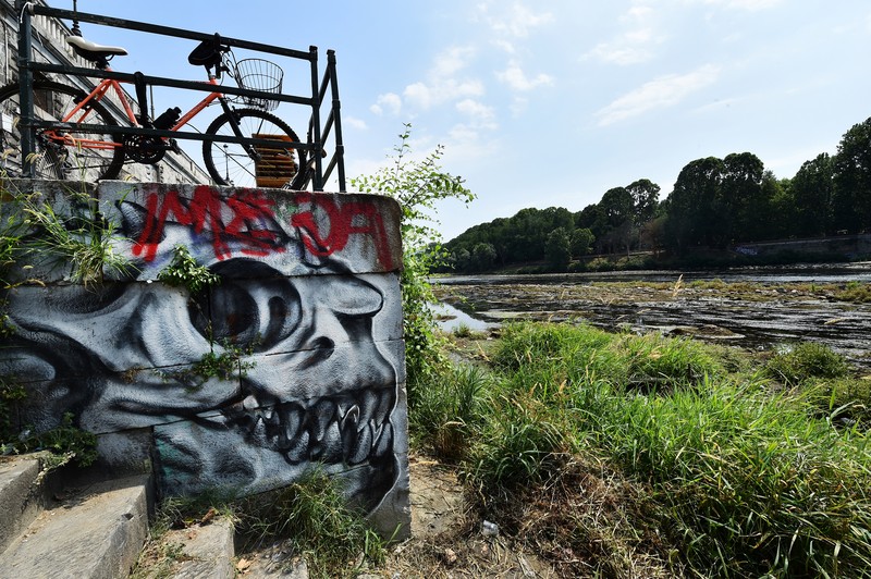 ENVIRONMENT-ITALY/DROUGHT A general view of the dry riverbank of the Sangone river, a tributary of the Po river, which experiences its worst drought for 70 years, in Beinasco, Turin, Italy June 19, 2022. REUTERS / Massimo Pinca
