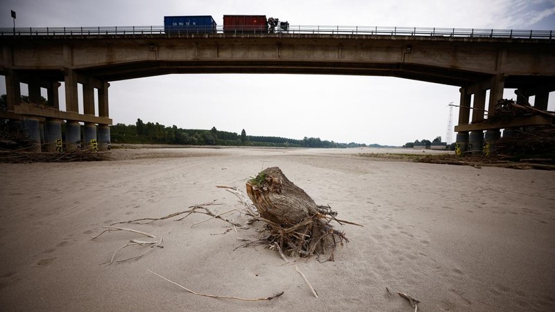 A general view of the dry riverbank of the Sangone river, a tributary of the Po river, which experiences its worst drought for 70 years, in Beinasco, Turin, Italy June 19, 2022. REUTERS / Massimo Pinca