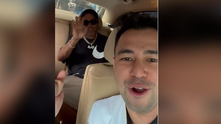 Ronaldinho saat tiba di Indonesia (Instagram/Rans.nusantara)