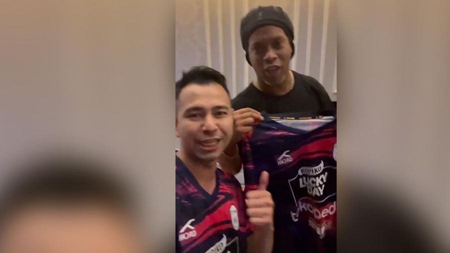 Ronaldinho saat tiba di Indonesia (Instagram/Rans.nusantara)