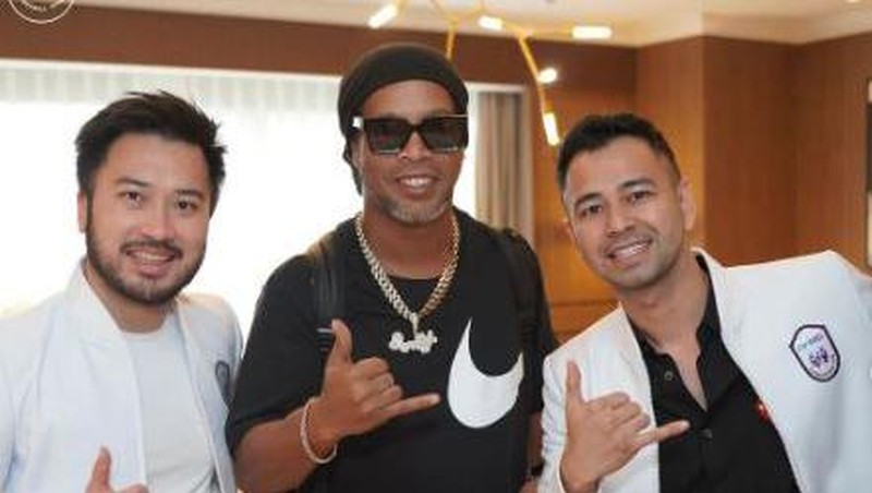 Ronaldinho saat tiba di Indonesia (Instagram/Rans.nusantara)