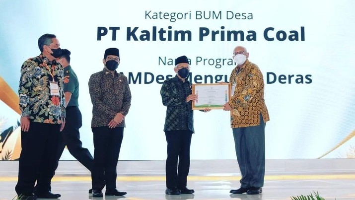 Wakil Presiden RI, Ma'ruf Amin menyerahkan penghargaan kepada CEO KPC, Ashok Mitra di Jakarta, Kamis (23/6/2022).