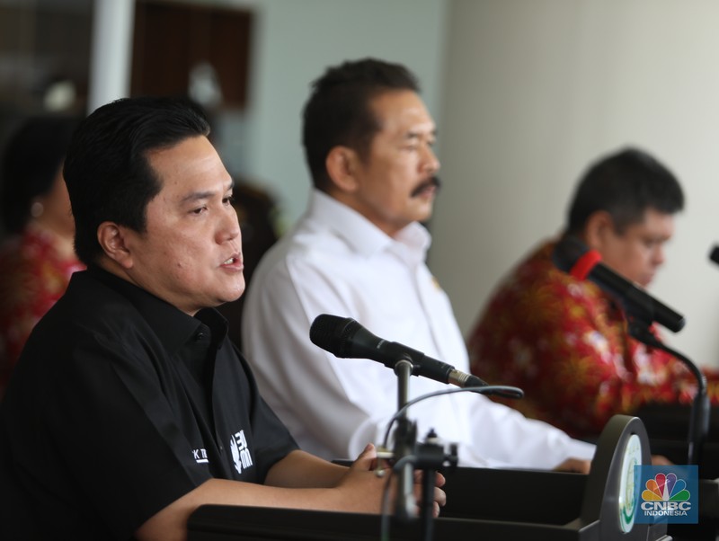 Erick Thohir Menteri Badan Usaha Milik Negara (BUMN) di Kejagung. (CNBC Indonesia/Muhammad Sabki) Erick Thohir Menteri Badan Usaha Milik Negara (BUMN) di Kejagung. (CNBC Indonesia/Muhammad Sabki)