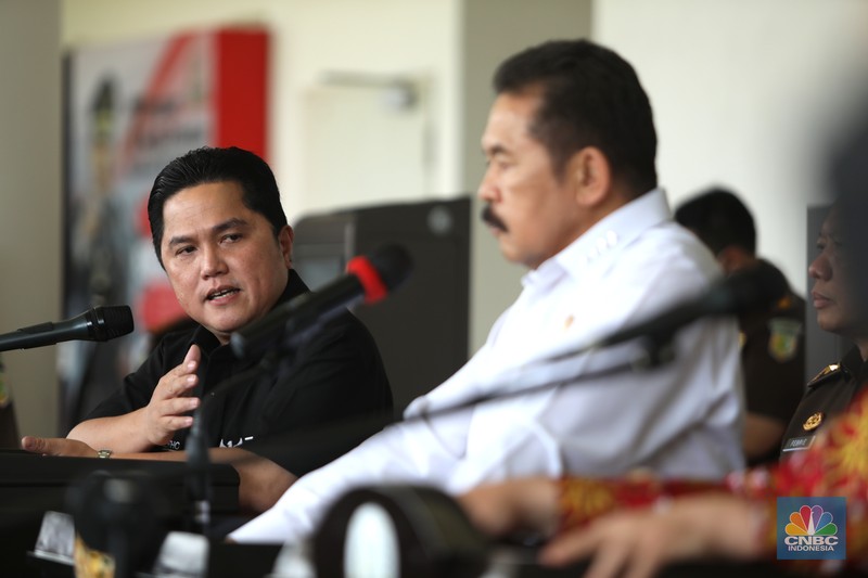 Erick Thohir Menteri Badan Usaha Milik Negara (BUMN) di Kejagung. (CNBC Indonesia/Muhammad Sabki) Erick Thohir Menteri Badan Usaha Milik Negara (BUMN) di Kejagung. (CNBC Indonesia/Muhammad Sabki)