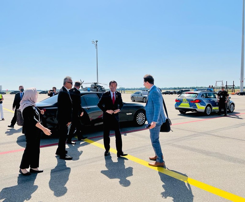 Hari kedua kunjungan kerjanya di Munich, Jerman, 27 Juni 2022, Presiden Joko Widodo akan menghadiri Konferensi Tingkat Tinggi (KTT) G7 ke-48 yang digelar di Schloss Elmau, Pegunungan Alpen Bavaria, Jerman. (Dok: Biro Pers Sekretariat Presiden) Hari kedua kunjungan kerjanya di Munich, Jerman, 27 Juni 2022, Presiden Joko Widodo akan menghadiri Konferensi Tingkat Tinggi (KTT) G7 ke-48 yang digelar di Schloss Elmau, Pegunungan Alpen Bavaria, Jerman. (Dok: Biro Pers Sekretariat Presiden)