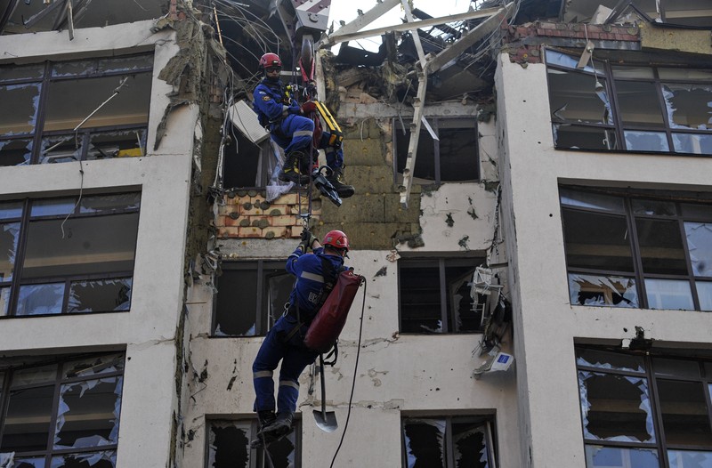 Ibu Kota Ukraina, Kiev, dibombardir serangan rudal Rusia untuk pertama kalinya setelah tiga minggu dalam kondisi tenang. Satu warga sipil dilaporkan tewas dan 6 orang lainnya terluka. (AP/Nariman El-Mofty) Ibu Kota Ukraina, Kiev, dibombardir serangan rudal Rusia untuk pertama kalinya setelah tiga minggu dalam kondisi tenang. Satu warga sipil dilaporkan tewas dan 6 orang lainnya terluka. (AP/Nariman El-Mofty)