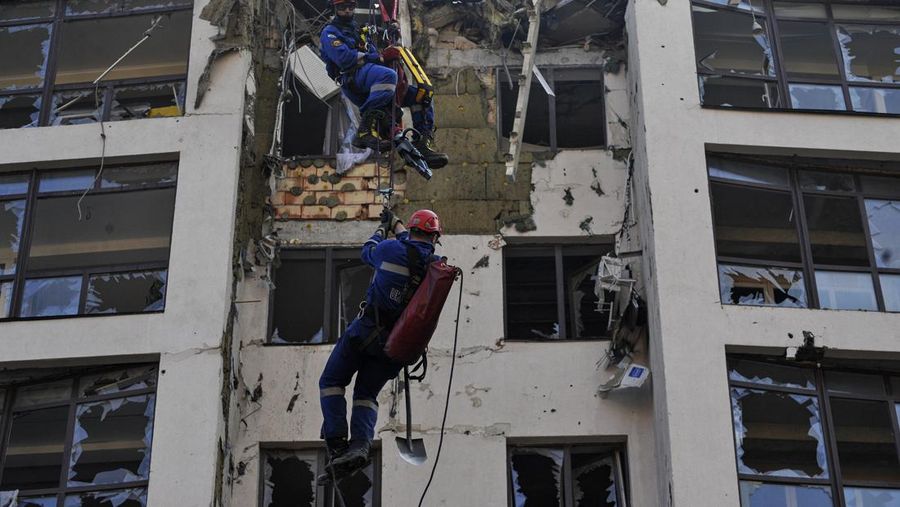 Ibu Kota Ukraina, Kiev, dibombardir serangan rudal Rusia untuk pertama kalinya setelah tiga minggu dalam kondisi tenang. Satu warga sipil dilaporkan tewas dan 6 orang lainnya terluka. (AP/Nariman El-Mofty)