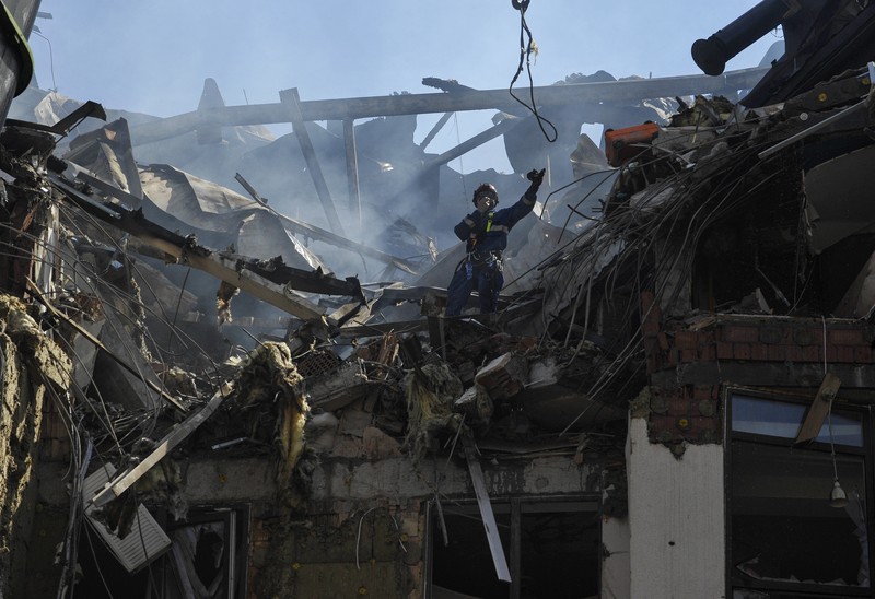 Ibu Kota Ukraina, Kiev, dibombardir serangan rudal Rusia untuk pertama kalinya setelah tiga minggu dalam kondisi tenang. Satu warga sipil dilaporkan tewas dan 6 orang lainnya terluka. (AP/Nariman El-Mofty) Ibu Kota Ukraina, Kiev, dibombardir serangan rudal Rusia untuk pertama kalinya setelah tiga minggu dalam kondisi tenang. Satu warga sipil dilaporkan tewas dan 6 orang lainnya terluka. (AP/Nariman El-Mofty)