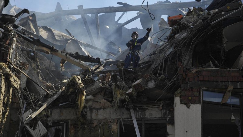Ibu Kota Ukraina, Kiev, dibombardir serangan rudal Rusia untuk pertama kalinya setelah tiga minggu dalam kondisi tenang. Satu warga sipil dilaporkan tewas dan 6 orang lainnya terluka. (AP/Nariman El-Mofty)