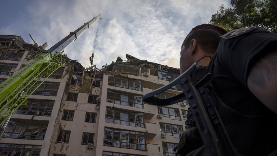 Ibu Kota Ukraina, Kiev, dibombardir serangan rudal Rusia untuk pertama kalinya setelah tiga minggu dalam kondisi tenang. Satu warga sipil dilaporkan tewas dan 6 orang lainnya terluka. (AP/Nariman El-Mofty)