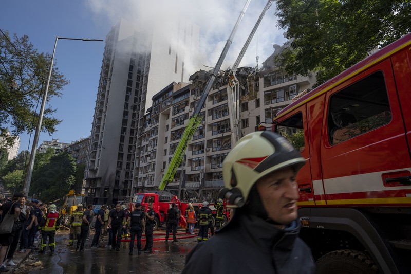 Ibu Kota Ukraina, Kiev, dibombardir serangan rudal Rusia untuk pertama kalinya setelah tiga minggu dalam kondisi tenang. Satu warga sipil dilaporkan tewas dan 6 orang lainnya terluka. (AP/Nariman El-Mofty)