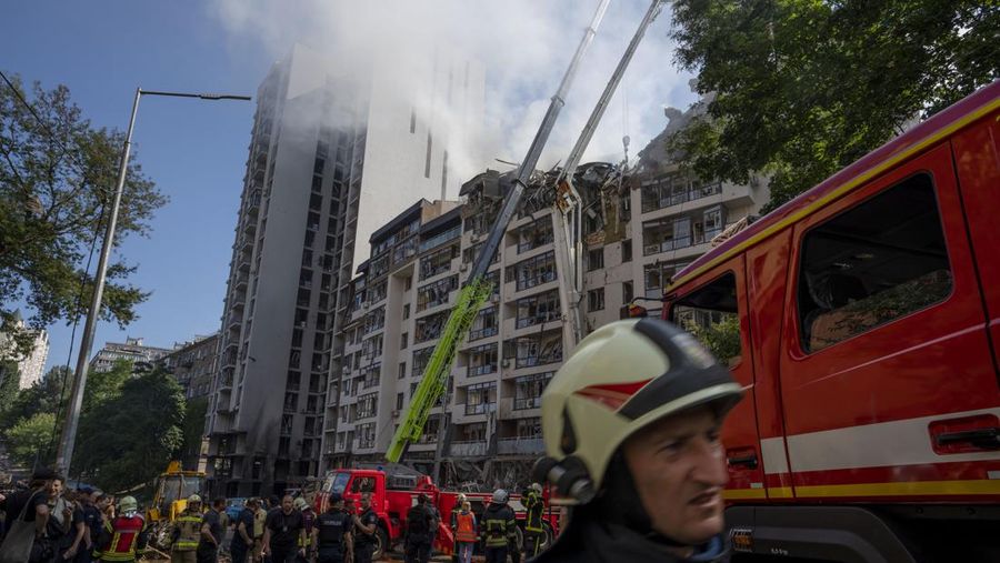 Ibu Kota Ukraina, Kiev, dibombardir serangan rudal Rusia untuk pertama kalinya setelah tiga minggu dalam kondisi tenang. Satu warga sipil dilaporkan tewas dan 6 orang lainnya terluka. (AP/Nariman El-Mofty)