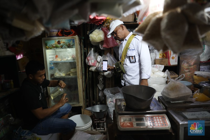 Karyawan Pasar Jaya mensosialisasikan kepada pedagang minyak di Pasar Kebayoran Lama, Jakarta, Senin (27/6/2022). Aplikasi PeduliLindungi saat ini menjadi syarat untuk membeli minyak goreng curah, sesuai dengan kebijakan pemerintah yang baru. (CNBC Indonesia/Muhammad Sabki) Karyawan Pasar Jaya mensosialisasikan kepada pedagang minyak di Pasar Kebayoran Lama, Jakarta, Senin (27/6/2022). Aplikasi PeduliLindungi saat ini menjadi syarat untuk membeli minyak goreng curah, sesuai dengan kebijakan pemerintah yang baru. (CNBC Indonesia/Muhammad Sabki)