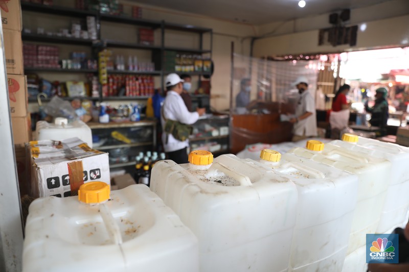 Karyawan Pasar Jaya mensosialisasikan kepada pedagang minyak di Pasar Kebayoran Lama, Jakarta, Senin (27/6/2022). Aplikasi PeduliLindungi saat ini menjadi syarat untuk membeli minyak goreng curah, sesuai dengan kebijakan pemerintah yang baru. (CNBC Indonesia/Muhammad Sabki) Karyawan Pasar Jaya mensosialisasikan kepada pedagang minyak di Pasar Kebayoran Lama, Jakarta, Senin (27/6/2022). Aplikasi PeduliLindungi saat ini menjadi syarat untuk membeli minyak goreng curah, sesuai dengan kebijakan pemerintah yang baru. (CNBC Indonesia/Muhammad Sabki)