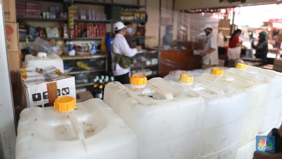 Karyawan Pasar Jaya mensosialisasikan kepada pedagang minyak di Pasar Kebayoran Lama, Jakarta, Senin (27/6/2022). Aplikasi PeduliLindungi saat ini menjadi syarat untuk membeli minyak goreng curah, sesuai dengan kebijakan pemerintah yang baru. (CNBC Indonesia/Muhammad Sabki)