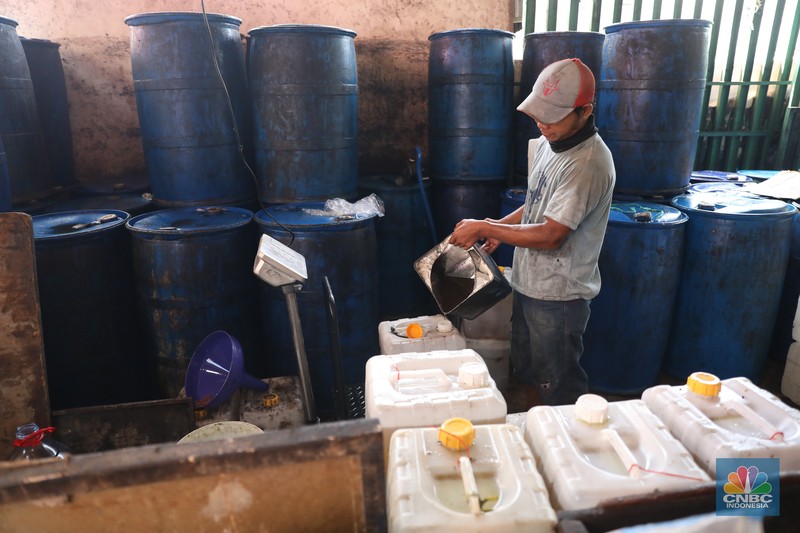Karyawan Pasar Jaya mensosialisasikan kepada pedagang minyak di Pasar Kebayoran Lama, Jakarta, Senin (27/6/2022). Aplikasi PeduliLindungi saat ini menjadi syarat untuk membeli minyak goreng curah, sesuai dengan kebijakan pemerintah yang baru. (CNBC Indonesia/Muhammad Sabki) Karyawan Pasar Jaya mensosialisasikan kepada pedagang minyak di Pasar Kebayoran Lama, Jakarta, Senin (27/6/2022). Aplikasi PeduliLindungi saat ini menjadi syarat untuk membeli minyak goreng curah, sesuai dengan kebijakan pemerintah yang baru. (CNBC Indonesia/Muhammad Sabki)