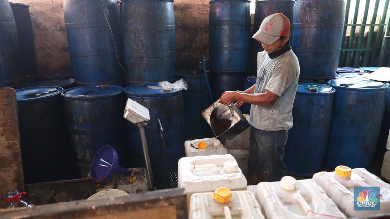 Karyawan Pasar Jaya mensosialisasikan kepada pedagang minyak di Pasar Kebayoran Lama, Jakarta, Senin (27/6/2022). Aplikasi PeduliLindungi saat ini menjadi syarat untuk membeli minyak goreng curah, sesuai dengan kebijakan pemerintah yang baru. (CNBC Indonesia/Muhammad Sabki)