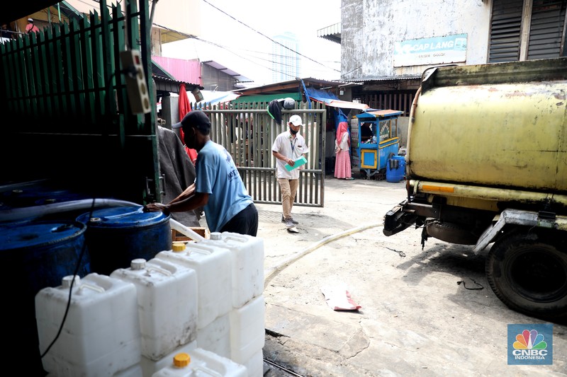 Karyawan Pasar Jaya mensosialisasikan kepada pedagang minyak di Pasar Kebayoran Lama, Jakarta, Senin (27/6/2022). Aplikasi PeduliLindungi saat ini menjadi syarat untuk membeli minyak goreng curah, sesuai dengan kebijakan pemerintah yang baru. (CNBC Indonesia/Muhammad Sabki) Karyawan Pasar Jaya mensosialisasikan kepada pedagang minyak di Pasar Kebayoran Lama, Jakarta, Senin (27/6/2022). Aplikasi PeduliLindungi saat ini menjadi syarat untuk membeli minyak goreng curah, sesuai dengan kebijakan pemerintah yang baru. (CNBC Indonesia/Muhammad Sabki)