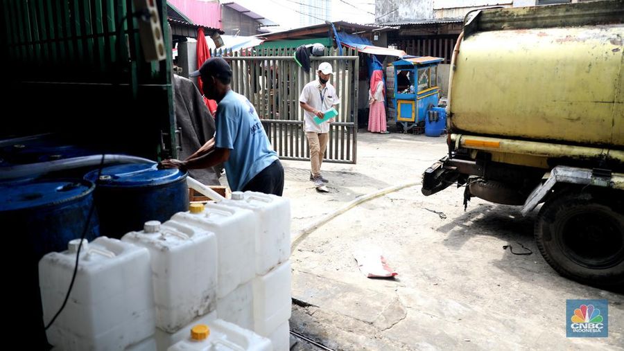 Karyawan Pasar Jaya mensosialisasikan kepada pedagang minyak di Pasar Kebayoran Lama, Jakarta, Senin (27/6/2022). Aplikasi PeduliLindungi saat ini menjadi syarat untuk membeli minyak goreng curah, sesuai dengan kebijakan pemerintah yang baru. (CNBC Indonesia/Muhammad Sabki)