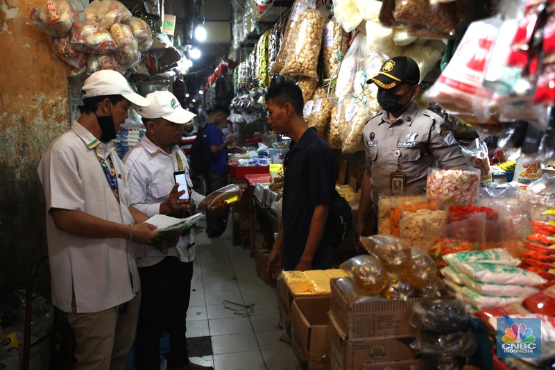 Karyawan Pasar Jaya mensosialisasikan kepada pedagang minyak di Pasar Kebayoran Lama, Jakarta, Senin (27/6/2022). Aplikasi PeduliLindungi saat ini menjadi syarat untuk membeli minyak goreng curah, sesuai dengan kebijakan pemerintah yang baru. (CNBC Indonesia/Muhammad Sabki) Karyawan Pasar Jaya mensosialisasikan kepada pedagang minyak di Pasar Kebayoran Lama, Jakarta, Senin (27/6/2022). Aplikasi PeduliLindungi saat ini menjadi syarat untuk membeli minyak goreng curah, sesuai dengan kebijakan pemerintah yang baru. (CNBC Indonesia/Muhammad Sabki)
