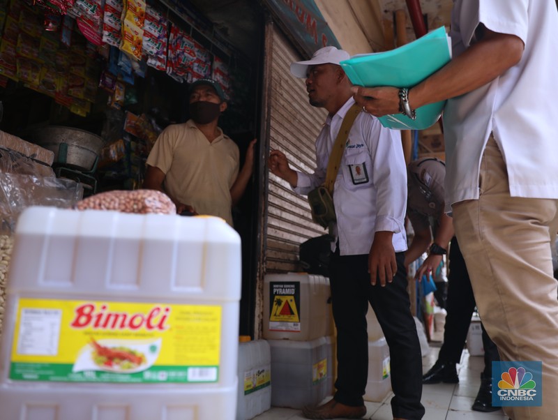 Karyawan Pasar Jaya mensosialisasikan kepada pedagang minyak di Pasar Kebayoran Lama, Jakarta, Senin (27/6/2022). Aplikasi PeduliLindungi saat ini menjadi syarat untuk membeli minyak goreng curah, sesuai dengan kebijakan pemerintah yang baru. (CNBC Indonesia/Muhammad Sabki) Karyawan Pasar Jaya mensosialisasikan kepada pedagang minyak di Pasar Kebayoran Lama, Jakarta, Senin (27/6/2022). Aplikasi PeduliLindungi saat ini menjadi syarat untuk membeli minyak goreng curah, sesuai dengan kebijakan pemerintah yang baru. (CNBC Indonesia/Muhammad Sabki)