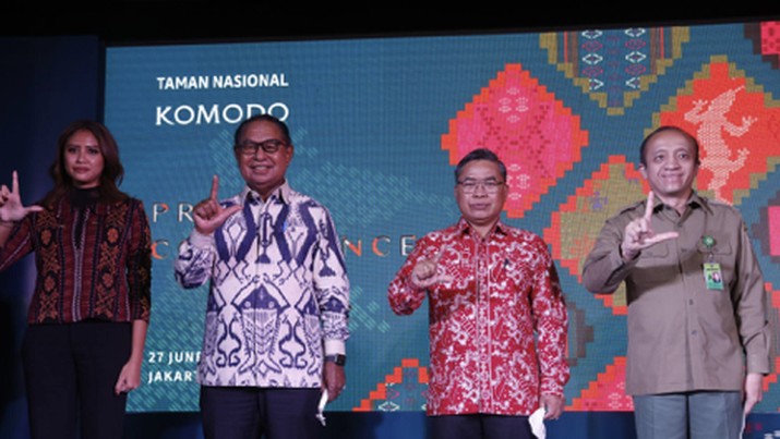 Konferensi Pers Taman Nasional Komodo 2: (KI-KA) Pada Senin, 27 Juni 2022, Koordinator Pelaksana Program Penguatan Fungsi - Carolina Noge, S.H.Wakil Menteri Lingkungan Hidup dan Kehutanan Republik Indonesia - Alue Dohong, PhD bersama Wakil Gubernur Nusa Tenggara Timur - Drs. Josef Nae Soi, M.M dan Sekretaris Jenderal Kementerian Lingkungan Hidup dan Kehutanan - Dr. Ir. Bambang Hendroyono, M.M berfoto bersama dalam Konferensi Pers. Konferensi Pers Taman Nasional Komodo 2: (KI-KA) Pada Senin, 27 Juni 2022, Koordinator Pelaksana Program Penguatan Fungsi - Carolina Noge, S.H.Wakil Menteri Lingkungan Hidup dan Kehutanan Republik Indonesia - Alue Dohong, PhD bersama Wakil Gubernur Nusa Tenggara Timur - Drs. Josef Nae Soi, M.M dan Sekretaris Jenderal Kementerian Lingkungan Hidup dan Kehutanan - Dr. Ir. Bambang Hendroyono, M.M berfoto bersama dalam Konferensi Pers.