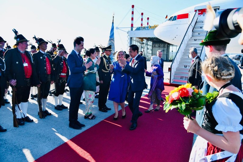 Masyarakat Indonesia yang berada di Munich nampak antusias menyambut ketibaan Presiden Joko Widodo beserta Ibu Iriana di hotel tempat menginap pada tanggal 26 Juni 2022. (Dok: Biro Pers Sekretariat Presiden) Masyarakat Indonesia yang berada di Munich nampak antusias menyambut ketibaan Presiden Joko Widodo beserta Ibu Iriana di hotel tempat menginap pada tanggal 26 Juni 2022. (Dok: Biro Pers Sekretariat Presiden)