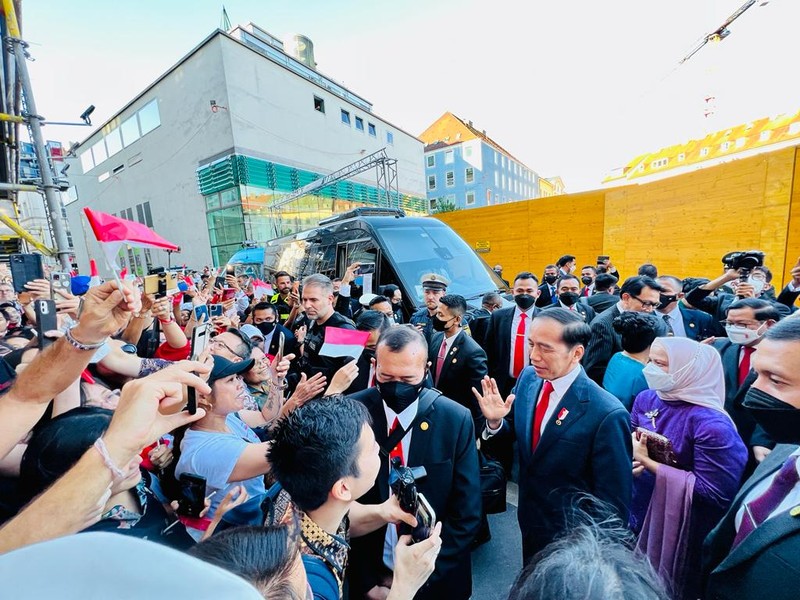 Masyarakat Indonesia yang berada di Munich nampak antusias menyambut ketibaan Presiden Joko Widodo beserta Ibu Iriana di hotel tempat menginap pada tanggal 26 Juni 2022. (Dok: Biro Pers Sekretariat Presiden)