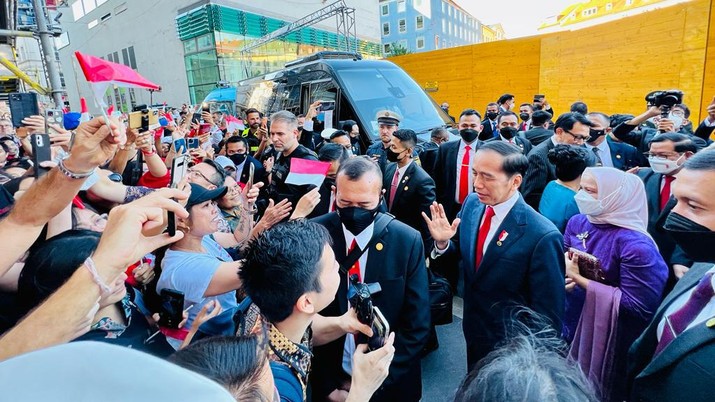 Masyarakat Indonesia yang berada di Munich nampak antusias menyambut ketibaan Presiden Joko Widodo beserta Ibu Iriana di hotel tempat menginap pada tanggal 26 Juni 2022. (Dok: Biro Pers Sekretariat Presiden)