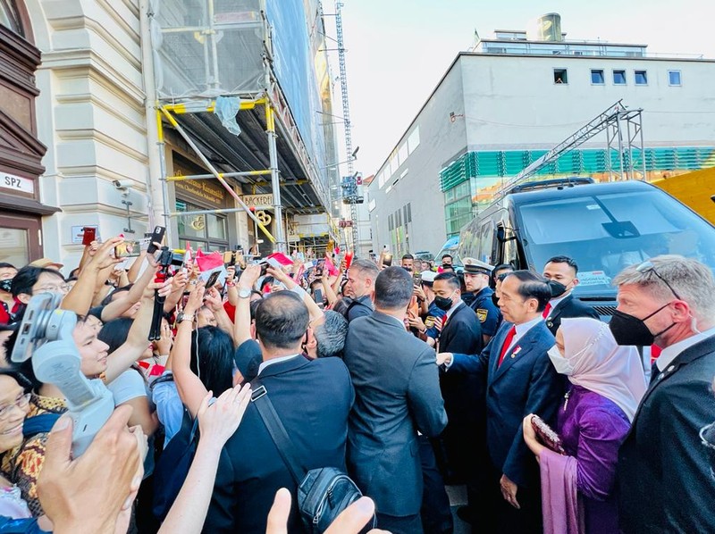 Masyarakat Indonesia yang berada di Munich nampak antusias menyambut ketibaan Presiden Joko Widodo beserta Ibu Iriana di hotel tempat menginap pada tanggal 26 Juni 2022. (Dok: Biro Pers Sekretariat Presiden)