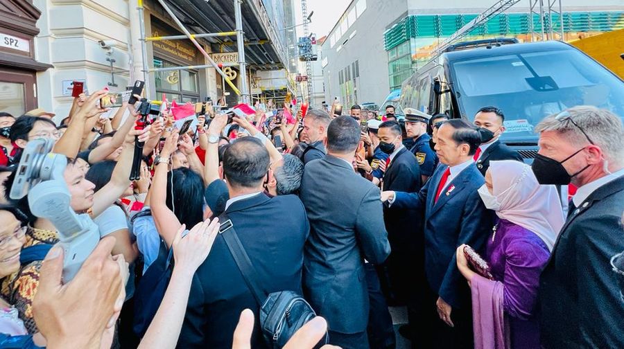 Masyarakat Indonesia yang berada di Munich nampak antusias menyambut ketibaan Presiden Joko Widodo beserta Ibu Iriana di hotel tempat menginap pada tanggal 26 Juni 2022. (Dok: Biro Pers Sekretariat Presiden)