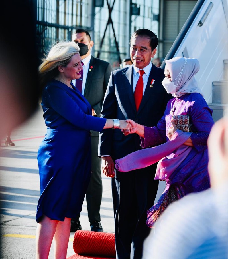 Masyarakat Indonesia yang berada di Munich nampak antusias menyambut ketibaan Presiden Joko Widodo beserta Ibu Iriana di hotel tempat menginap pada tanggal 26 Juni 2022. (Dok: Biro Pers Sekretariat Presiden)