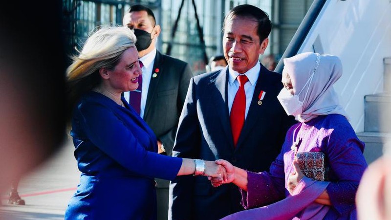 Masyarakat Indonesia yang berada di Munich nampak antusias menyambut ketibaan Presiden Joko Widodo beserta Ibu Iriana di hotel tempat menginap pada tanggal 26 Juni 2022. (Dok: Biro Pers Sekretariat Presiden)