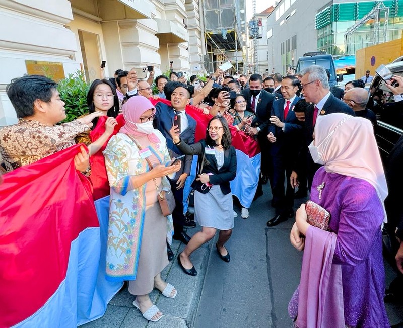 Masyarakat Indonesia yang berada di Munich nampak antusias menyambut ketibaan Presiden Joko Widodo beserta Ibu Iriana di hotel tempat menginap pada tanggal 26 Juni 2022. (Dok: Biro Pers Sekretariat Presiden) Masyarakat Indonesia yang berada di Munich nampak antusias menyambut ketibaan Presiden Joko Widodo beserta Ibu Iriana di hotel tempat menginap pada tanggal 26 Juni 2022. (Dok: Biro Pers Sekretariat Presiden)