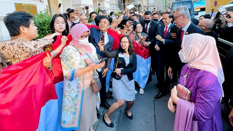 Masyarakat Indonesia yang berada di Munich nampak antusias menyambut ketibaan Presiden Joko Widodo beserta Ibu Iriana di hotel tempat menginap pada tanggal 26 Juni 2022. (Dok: Biro Pers Sekretariat Presiden)
