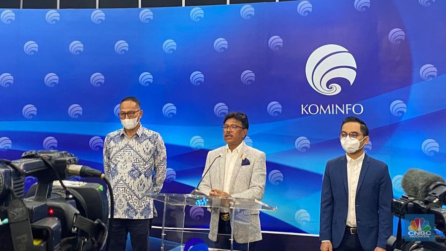 Menteri Kominfo Johnny Plate (tengah)