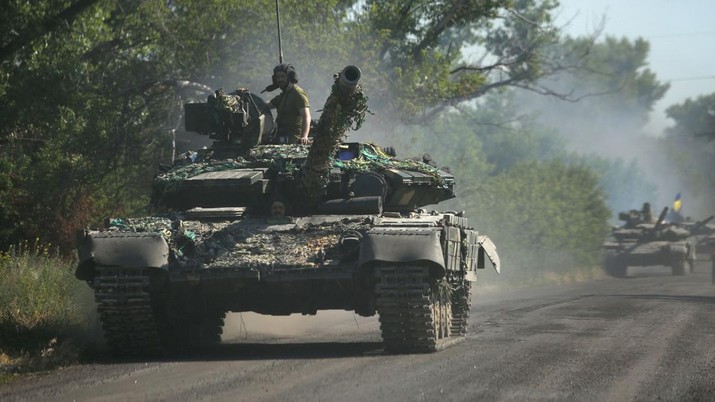 Pasukan Ukraina bergerak dengan tank di jalan di wilayah timur Ukraina. (AFP via Getty Images/ANATOLII STEPANOV) Pasukan Ukraina bergerak dengan tank di jalan di wilayah timur Ukraina. (AFP via Getty Images/ANATOLII STEPANOV)