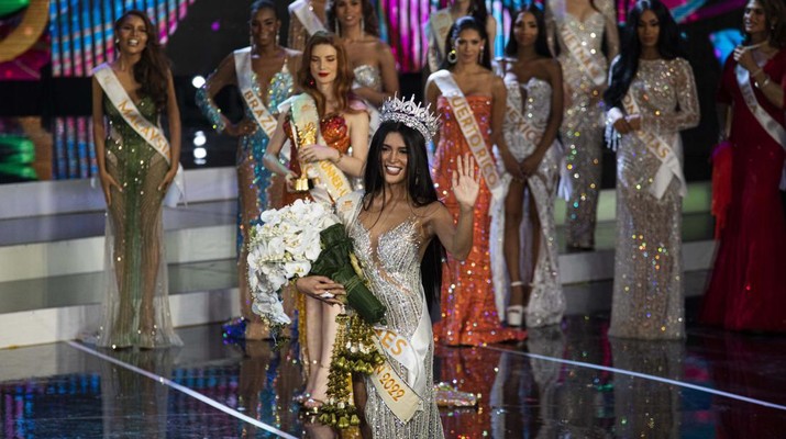 Pemenang Miss Filipina Fuschia Anne Ravena (tengah) diapit oleh runner-up pertama 'Miss Colombia' Jasmine Jimenez (C-L) dan runner-up kedua 'Miss France' Aela Chanel (C-R) dan kontestan lainnya selama kecantikan transgender Miss International Queen 2022 kontes di Pattaya, provinsi Chonburi, Thailand, (25/6/2022). (Anusak Laowilas/NurPhoto via Getty Images) Pemenang Miss Filipina Fuschia Anne Ravena (tengah) diapit oleh runner-up pertama 'Miss Colombia' Jasmine Jimenez (C-L) dan runner-up kedua 'Miss France' Aela Chanel (C-R) dan kontestan lainnya selama kecantikan transgender Miss International Queen 2022 kontes di Pattaya, provinsi Chonburi, Thailand, (25/6/2022). (Anusak Laowilas/NurPhoto via Getty Images)