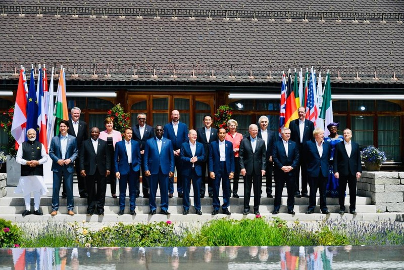 Presiden Joko Widodo tiba di lokasi KTT G7 di Schloss Elmau, Jerman, disambut oleh Kanselir Jerman Olaf Scholz, Senin siang, 27 Juni 2022. Dalam sesi penyambutan resmi oleh Kanselir Jerman tersebut, Presiden hadir bersama pemimpin dari negara mitra G7 yaitu Presiden Argentina Alberto Fernández, Perdana Menteri India Narendra Modi, Presiden Senegal Macky Sall, dan Presiden Afrika Selatan Cyril Ramaphosa. (Dok: Biro Pers Sekretariat Presiden)