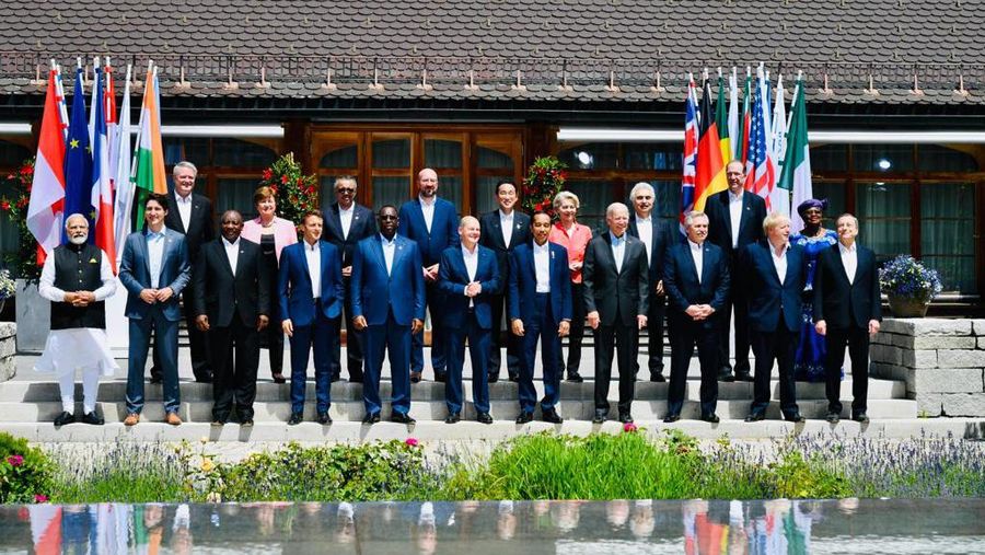 Presiden Joko Widodo tiba di lokasi KTT G7 di Schloss Elmau, Jerman, disambut oleh Kanselir Jerman Olaf Scholz, Senin siang, 27 Juni 2022. Dalam sesi penyambutan resmi oleh Kanselir Jerman tersebut, Presiden hadir bersama pemimpin dari negara mitra G7 yaitu Presiden Argentina Alberto Fernández, Perdana Menteri India Narendra Modi, Presiden Senegal Macky Sall, dan Presiden Afrika Selatan Cyril Ramaphosa. (Dok: Biro Pers Sekretariat Presiden)