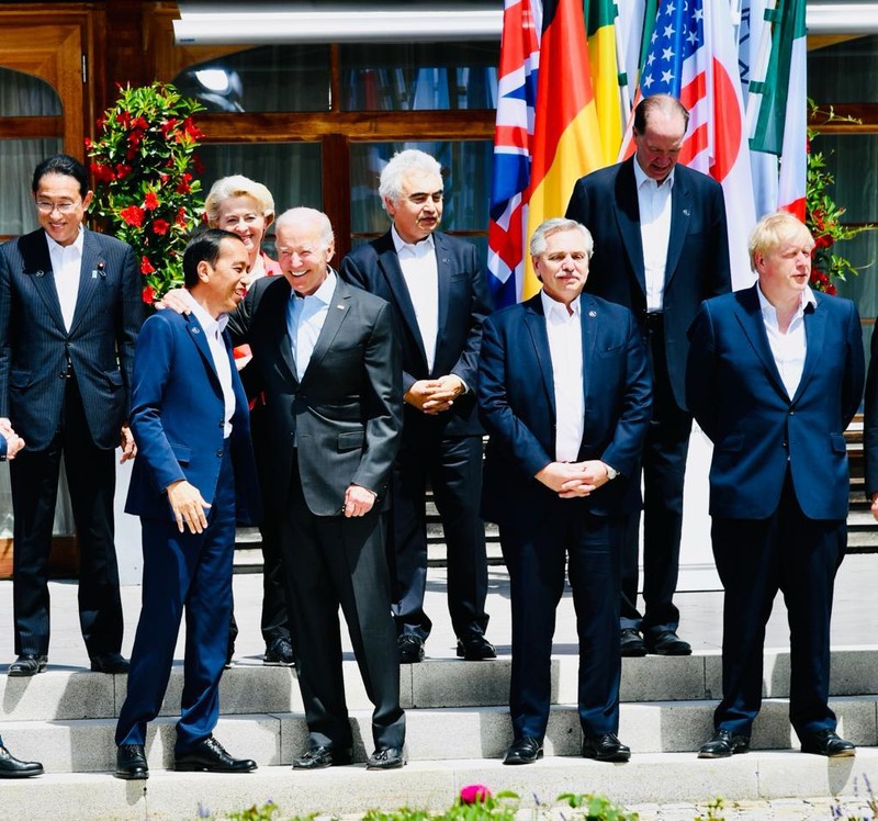 Presiden Joko Widodo tiba di lokasi KTT G7 di Schloss Elmau, Jerman, disambut oleh Kanselir Jerman Olaf Scholz, Senin siang, 27 Juni 2022. Dalam sesi penyambutan resmi oleh Kanselir Jerman tersebut, Presiden hadir bersama pemimpin dari negara mitra G7 yaitu Presiden Argentina Alberto Fernández, Perdana Menteri India Narendra Modi, Presiden Senegal Macky Sall, dan Presiden Afrika Selatan Cyril Ramaphosa. (Dok: Biro Pers Sekretariat Presiden) Presiden Joko Widodo tiba di lokasi KTT G7 di Schloss Elmau, Jerman, disambut oleh Kanselir Jerman Olaf Scholz, Senin siang, 27 Juni 2022. Dalam sesi penyambutan resmi oleh Kanselir Jerman tersebut, Presiden hadir bersama pemimpin dari negara mitra G7 yaitu Presiden Argentina Alberto Fernández, Perdana Menteri India Narendra Modi, Presiden Senegal Macky Sall, dan Presiden Afrika Selatan Cyril Ramaphosa. (Dok: Biro Pers Sekretariat Presiden)