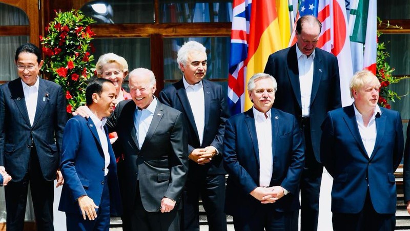 Presiden Joko Widodo tiba di lokasi KTT G7 di Schloss Elmau, Jerman, disambut oleh Kanselir Jerman Olaf Scholz, Senin siang, 27 Juni 2022. Dalam sesi penyambutan resmi oleh Kanselir Jerman tersebut, Presiden hadir bersama pemimpin dari negara mitra G7 yaitu Presiden Argentina Alberto Fernández, Perdana Menteri India Narendra Modi, Presiden Senegal Macky Sall, dan Presiden Afrika Selatan Cyril Ramaphosa. (Dok: Biro Pers Sekretariat Presiden)