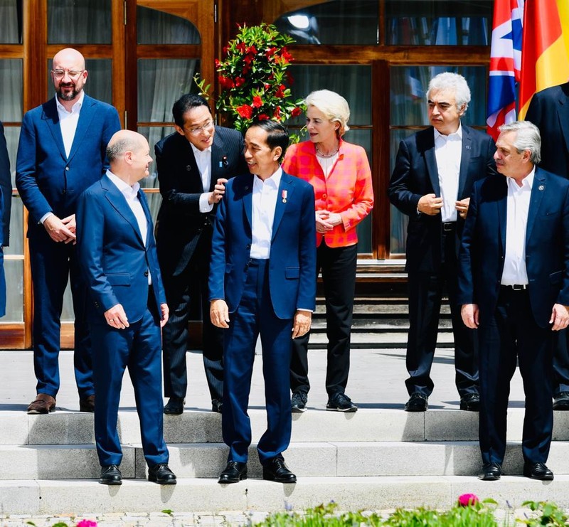 Presiden Joko Widodo tiba di lokasi KTT G7 di Schloss Elmau, Jerman, disambut oleh Kanselir Jerman Olaf Scholz, Senin siang, 27 Juni 2022. Dalam sesi penyambutan resmi oleh Kanselir Jerman tersebut, Presiden hadir bersama pemimpin dari negara mitra G7 yaitu Presiden Argentina Alberto Fernández, Perdana Menteri India Narendra Modi, Presiden Senegal Macky Sall, dan Presiden Afrika Selatan Cyril Ramaphosa. (Dok: Biro Pers Sekretariat Presiden) Presiden Joko Widodo tiba di lokasi KTT G7 di Schloss Elmau, Jerman, disambut oleh Kanselir Jerman Olaf Scholz, Senin siang, 27 Juni 2022. Dalam sesi penyambutan resmi oleh Kanselir Jerman tersebut, Presiden hadir bersama pemimpin dari negara mitra G7 yaitu Presiden Argentina Alberto Fernández, Perdana Menteri India Narendra Modi, Presiden Senegal Macky Sall, dan Presiden Afrika Selatan Cyril Ramaphosa. (Dok: Biro Pers Sekretariat Presiden)