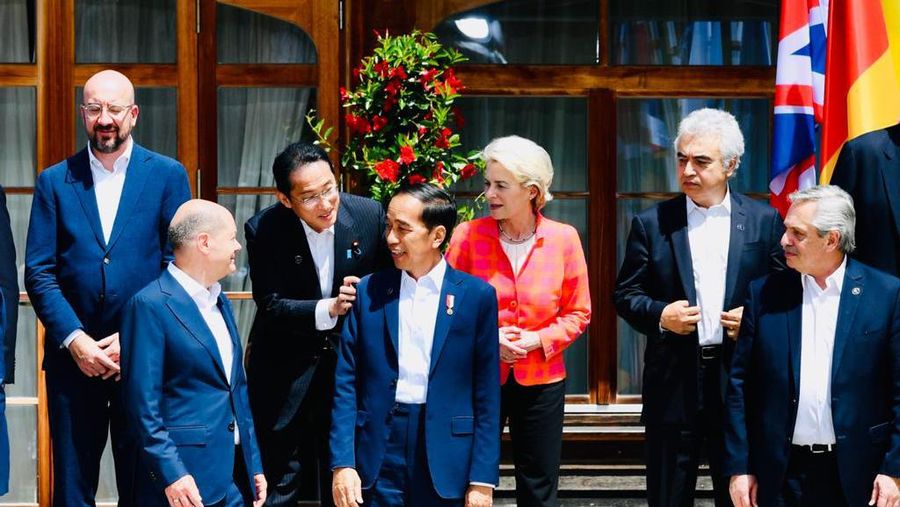 Presiden Joko Widodo tiba di lokasi KTT G7 di Schloss Elmau, Jerman, disambut oleh Kanselir Jerman Olaf Scholz, Senin siang, 27 Juni 2022. Dalam sesi penyambutan resmi oleh Kanselir Jerman tersebut, Presiden hadir bersama pemimpin dari negara mitra G7 yaitu Presiden Argentina Alberto Fernández, Perdana Menteri India Narendra Modi, Presiden Senegal Macky Sall, dan Presiden Afrika Selatan Cyril Ramaphosa. (Dok: Biro Pers Sekretariat Presiden)