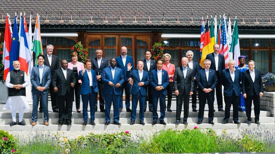 Presiden Joko Widodo tiba di lokasi KTT G7 di Schloss Elmau, Jerman, disambut oleh Kanselir Jerman Olaf Scholz, Senin siang, 27 Juni 2022. Dalam sesi penyambutan resmi oleh Kanselir Jerman tersebut, Presiden hadir bersama pemimpin dari negara mitra G7 yaitu Presiden Argentina Alberto Fernández, Perdana Menteri India Narendra Modi, Presiden Senegal Macky Sall, dan Presiden Afrika Selatan Cyril Ramaphosa. (Dok: Biro Pers Sekretariat Presiden)