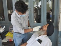 Covid Melonjak, Pakistan Wajibkan Masker di Pesawat