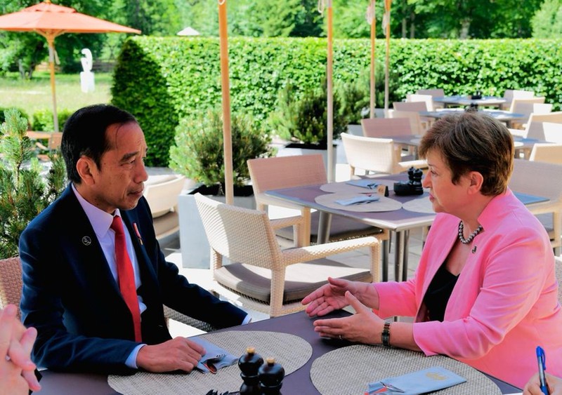 Presiden Joko Widodo tiba di lokasi KTT G7 di Schloss Elmau, Jerman, disambut oleh Kanselir Jerman Olaf Scholz, Senin siang, 27 Juni 2022. Dalam sesi penyambutan resmi oleh Kanselir Jerman tersebut, Presiden hadir bersama pemimpin dari negara mitra G7 yaitu Presiden Argentina Alberto Fernández, Perdana Menteri India Narendra Modi, Presiden Senegal Macky Sall, dan Presiden Afrika Selatan Cyril Ramaphosa. (Dok: Biro Pers Sekretariat Presiden)