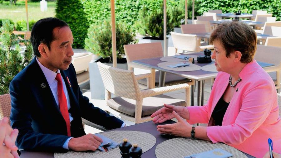 Presiden Joko Widodo tiba di lokasi KTT G7 di Schloss Elmau, Jerman, disambut oleh Kanselir Jerman Olaf Scholz, Senin siang, 27 Juni 2022. Dalam sesi penyambutan resmi oleh Kanselir Jerman tersebut, Presiden hadir bersama pemimpin dari negara mitra G7 yaitu Presiden Argentina Alberto Fernández, Perdana Menteri India Narendra Modi, Presiden Senegal Macky Sall, dan Presiden Afrika Selatan Cyril Ramaphosa. (Dok: Biro Pers Sekretariat Presiden)