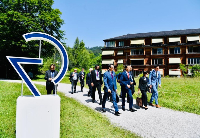Presiden Joko Widodo tiba di lokasi KTT G7 di Schloss Elmau, Jerman, disambut oleh Kanselir Jerman Olaf Scholz, Senin siang, 27 Juni 2022. Dalam sesi penyambutan resmi oleh Kanselir Jerman tersebut, Presiden hadir bersama pemimpin dari negara mitra G7 yaitu Presiden Argentina Alberto Fernández, Perdana Menteri India Narendra Modi, Presiden Senegal Macky Sall, dan Presiden Afrika Selatan Cyril Ramaphosa. (Dok: Biro Pers Sekretariat Presiden)