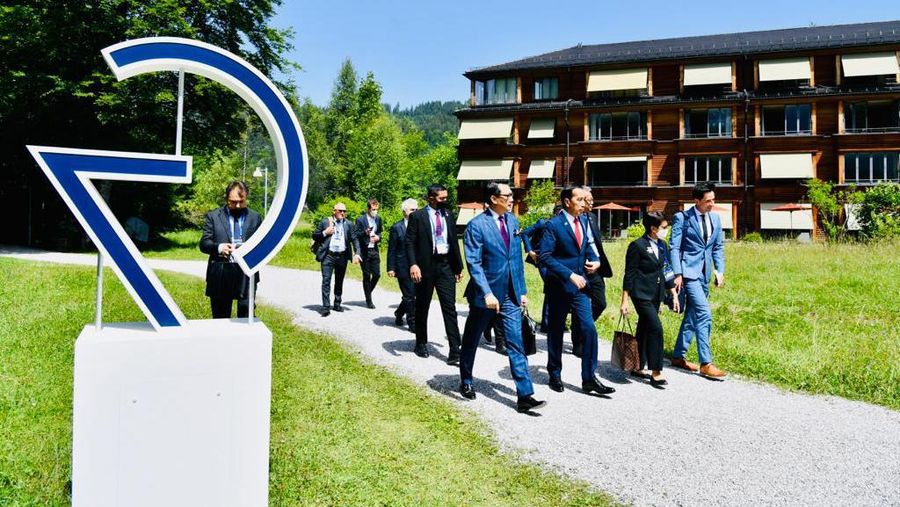 Presiden Joko Widodo tiba di lokasi KTT G7 di Schloss Elmau, Jerman, disambut oleh Kanselir Jerman Olaf Scholz, Senin siang, 27 Juni 2022. Dalam sesi penyambutan resmi oleh Kanselir Jerman tersebut, Presiden hadir bersama pemimpin dari negara mitra G7 yaitu Presiden Argentina Alberto Fernández, Perdana Menteri India Narendra Modi, Presiden Senegal Macky Sall, dan Presiden Afrika Selatan Cyril Ramaphosa. (Dok: Biro Pers Sekretariat Presiden)